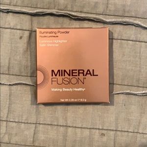 Mineral Fusion Highlighter in “Radiance”